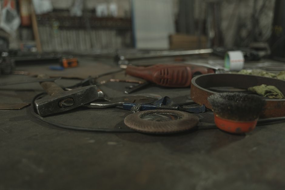 Bộ dụng cụ sửa chữa đặt trên bàn thợ