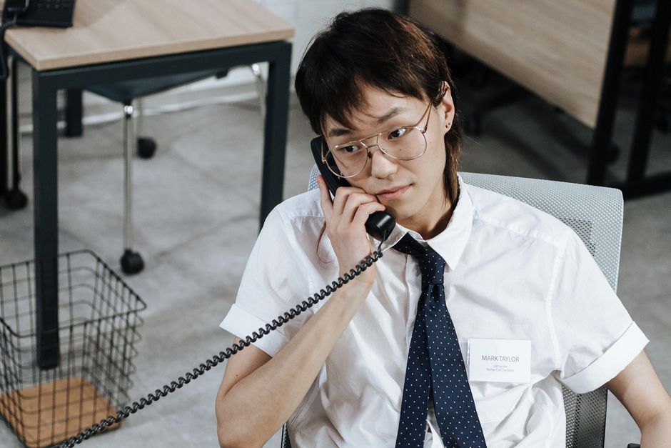 Nhân viên chăm sóc khách hàng gọi điện tại văn phòng