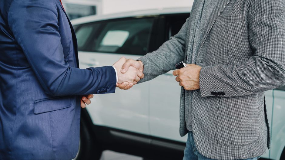Hai người bắt tay sau khi chốt hợp đồng