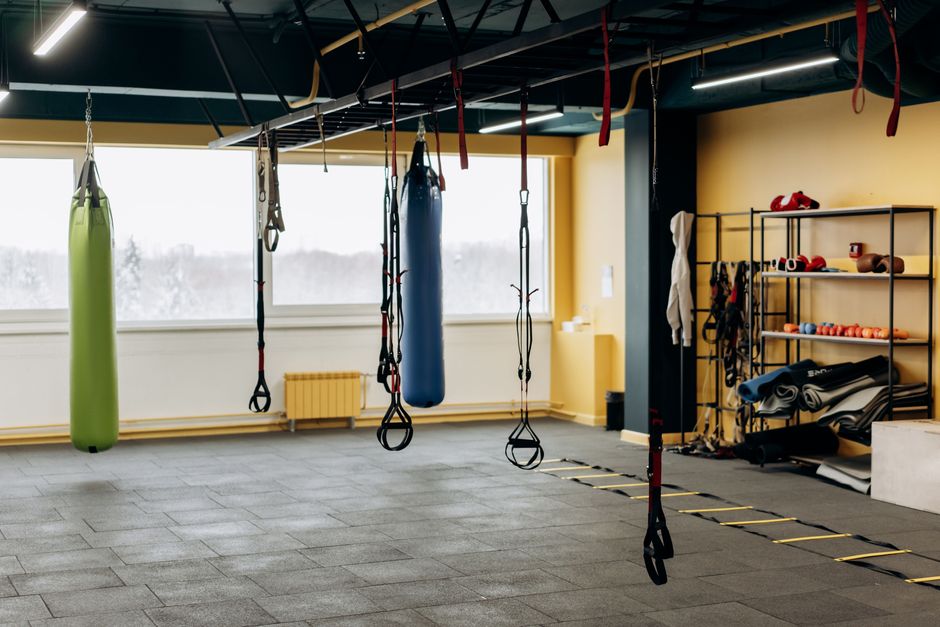 Phòng gym hiện đại với thiết bị tập và không gian mở