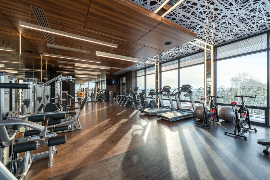 Phòng gym rộng với dãy xe đạp tập và máy chạy bộ
