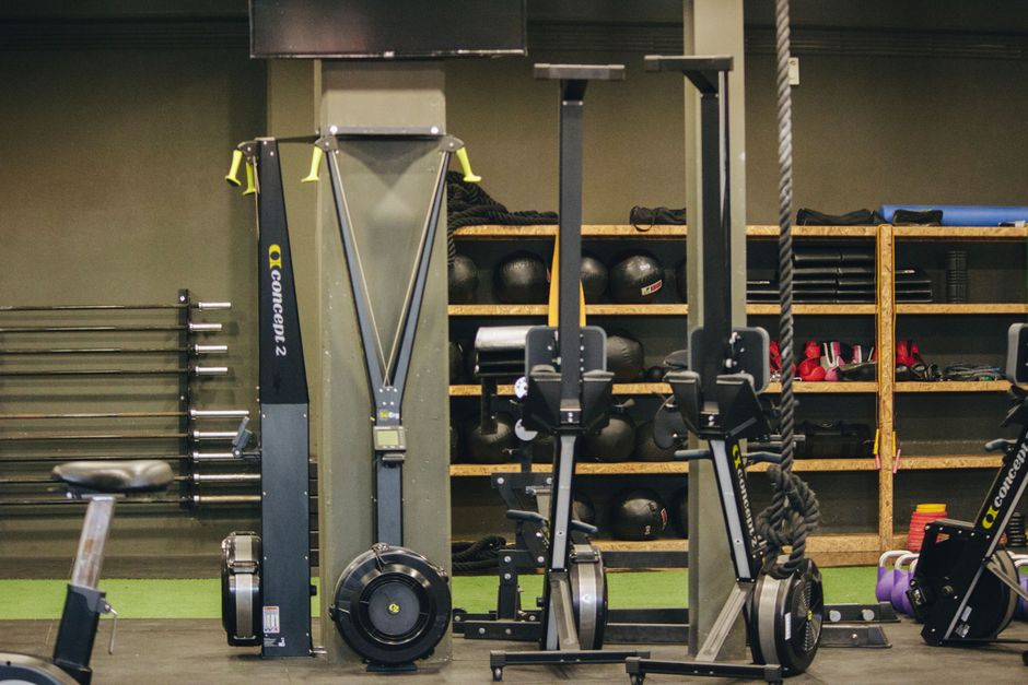 Phòng gym hiện đại với máy tập, tạ và dây thừng
