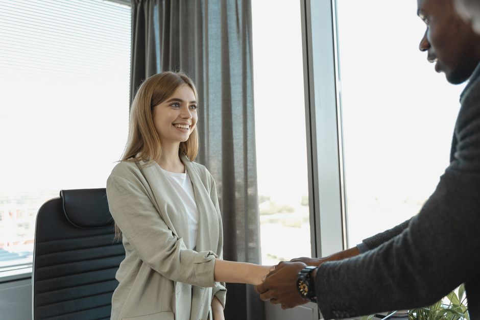 Cái bắt tay sau buổi phỏng vấn trong văn phòng
