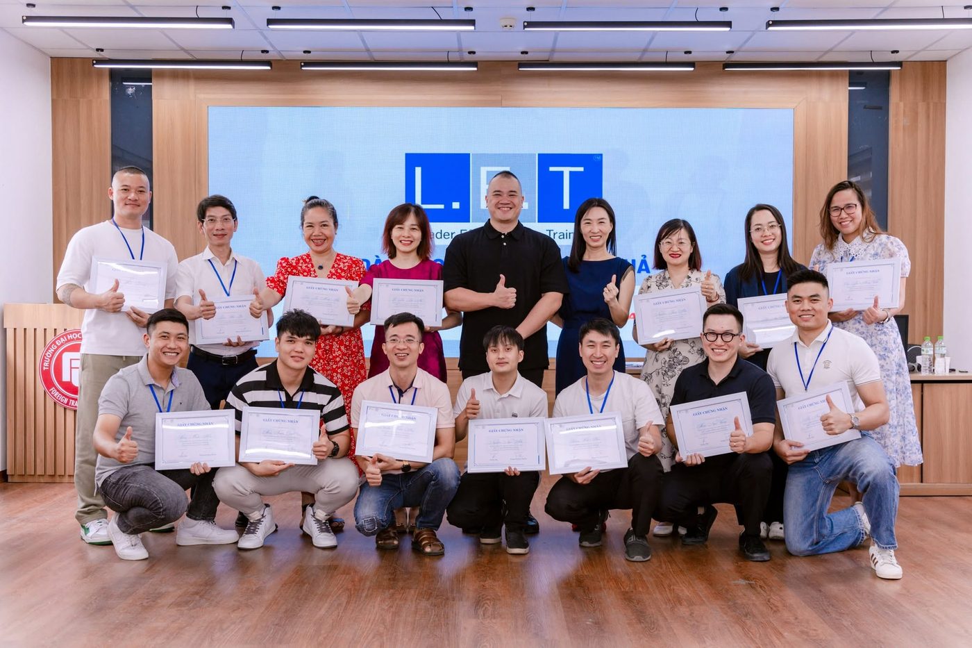 Lớp Lãnh đạo L.E.T nhận chứng nhận