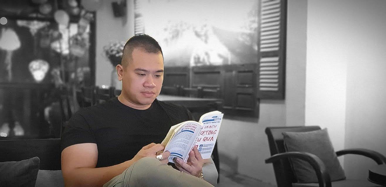 Vũ Hải đọc sách chuyên môn tại văn phòng