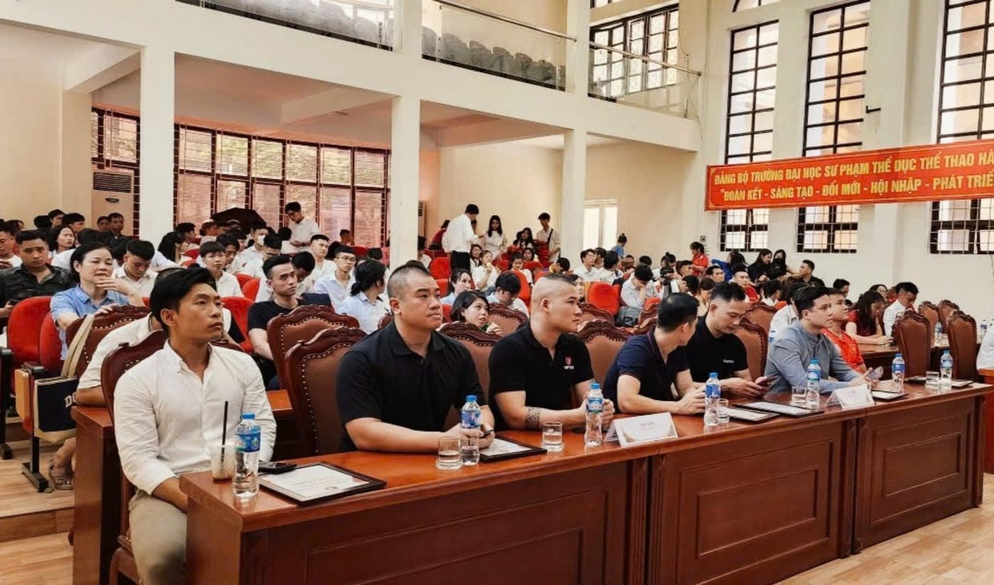 Vũ Hải giảng trong hội trường lớn