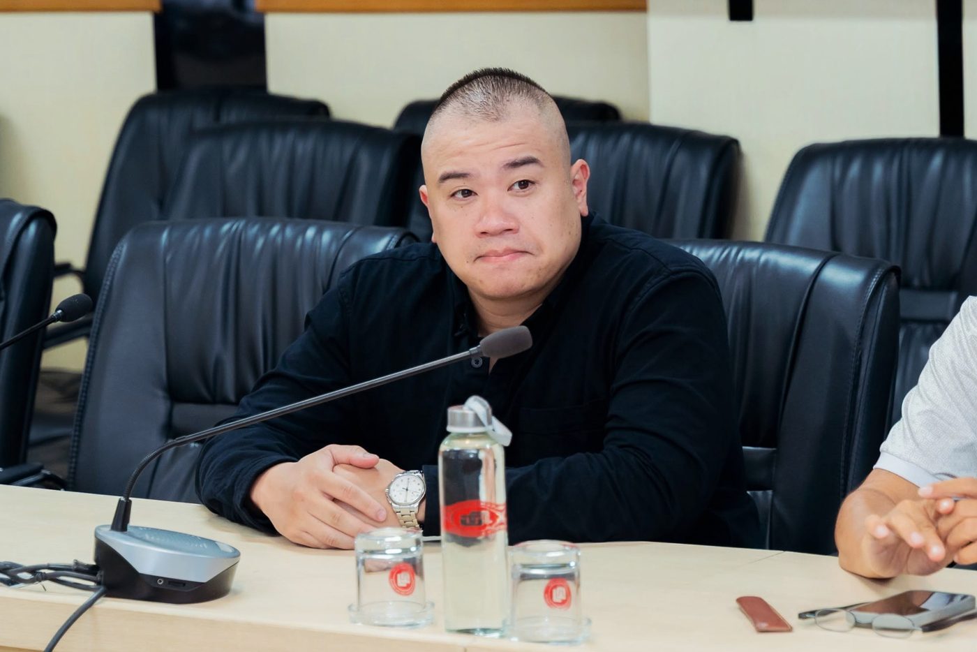 Vũ Hải làm việc cùng ban lãnh đạo trong phòng họp