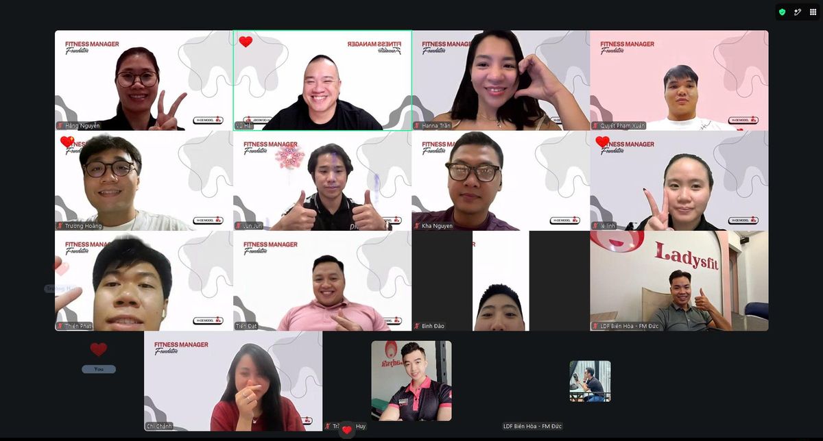 Lớp 1 đang học qua Zoom, mười lăm học viên trên màn hình