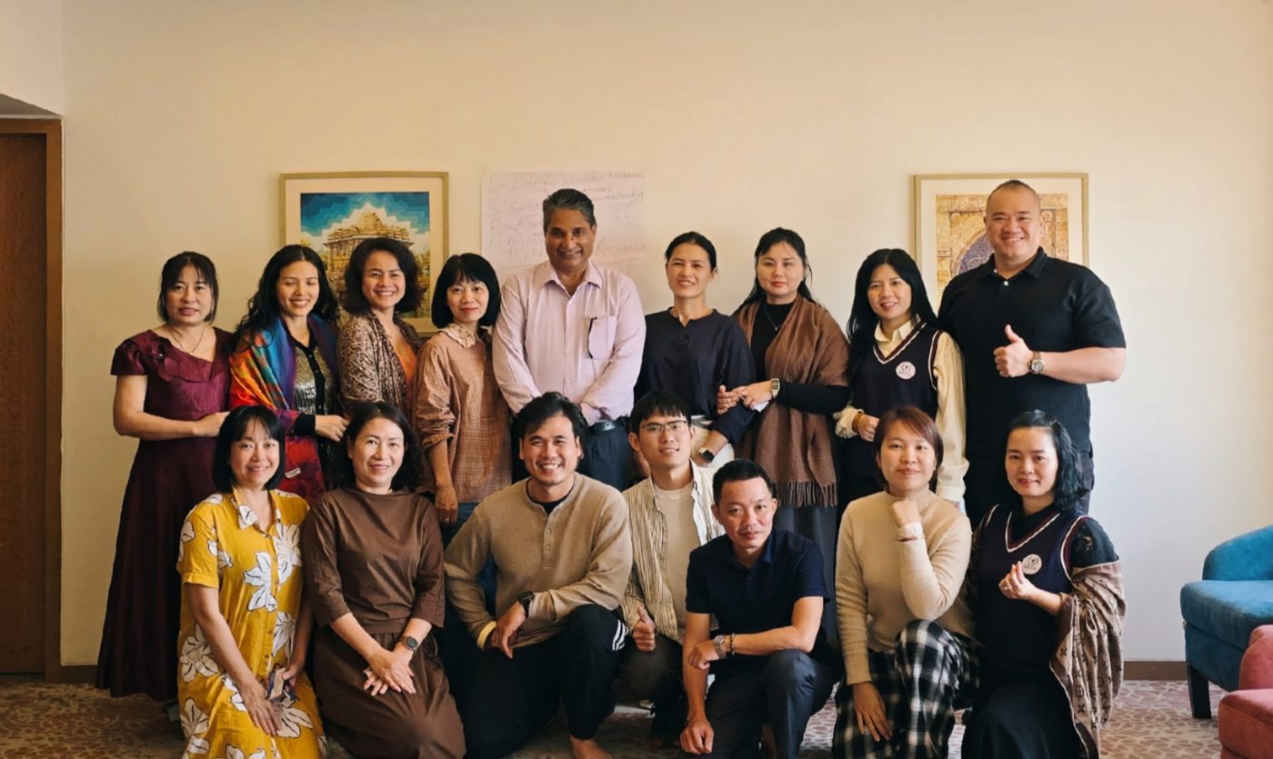 Nhóm học viên trao đổi sau buổi học