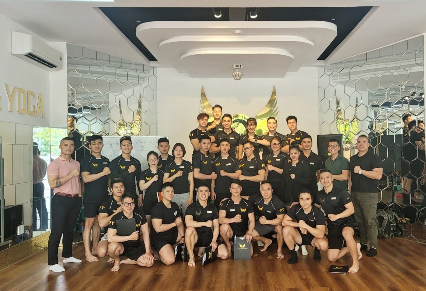 Lớp huấn luyện viên chụp trong phòng tập