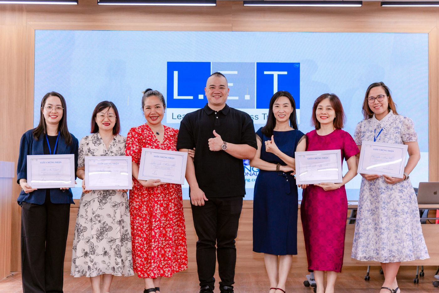 Trao chứng nhận hoàn thành khóa Lãnh đạo L.E.T